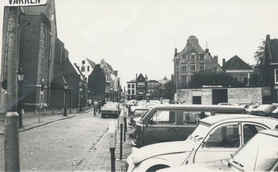 861285 Gezicht op het Jacobskerkhof in Wijk C te Utrecht, dat als parkeerterrein is ingericht, met op de achtergrond de ...